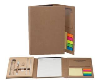 Set de cartón en carpeta con libreta, lápices y regla